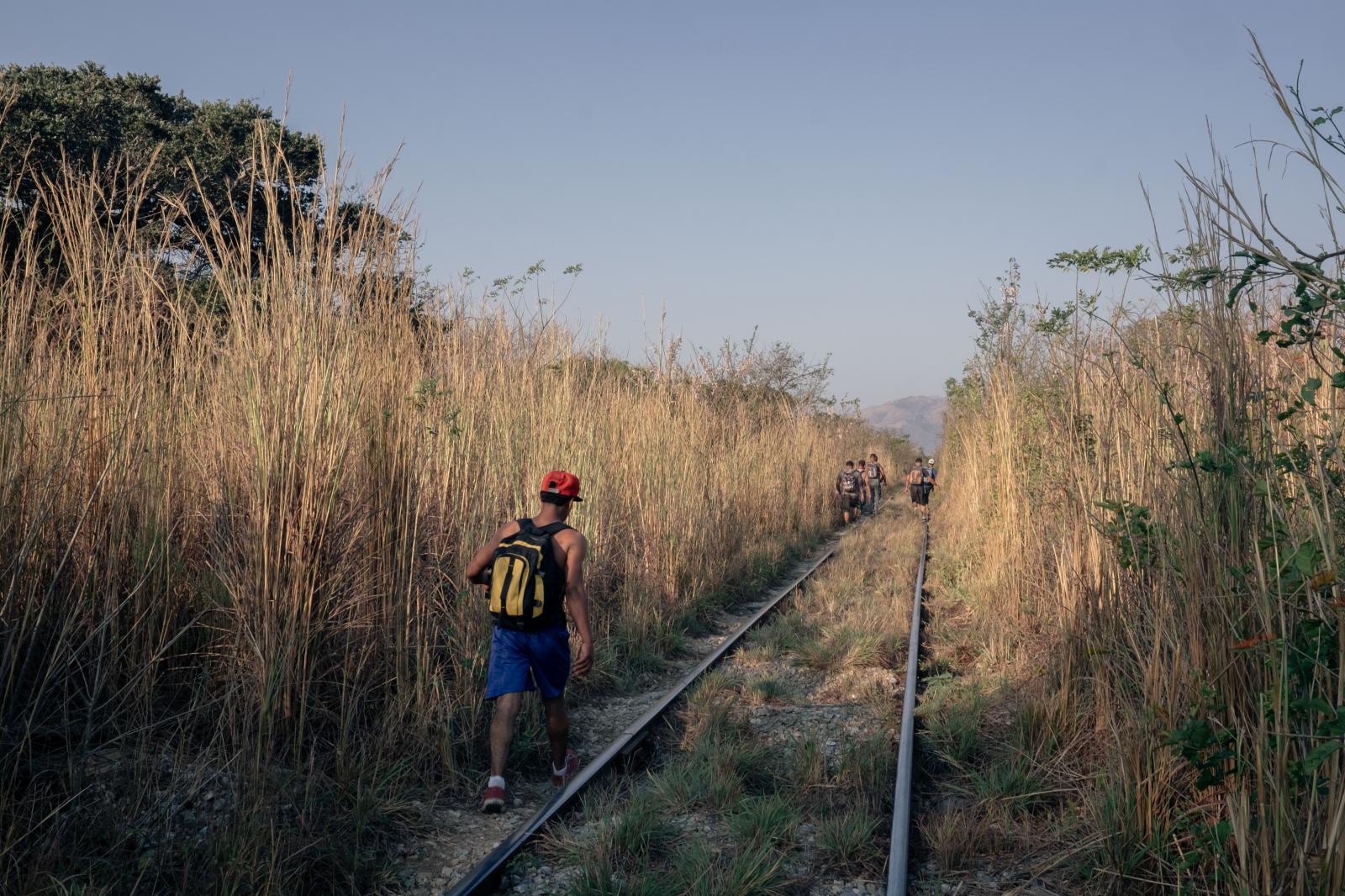 A migrant walks on the railway .../2017 Arriaga, Chiapas, Mexico.
