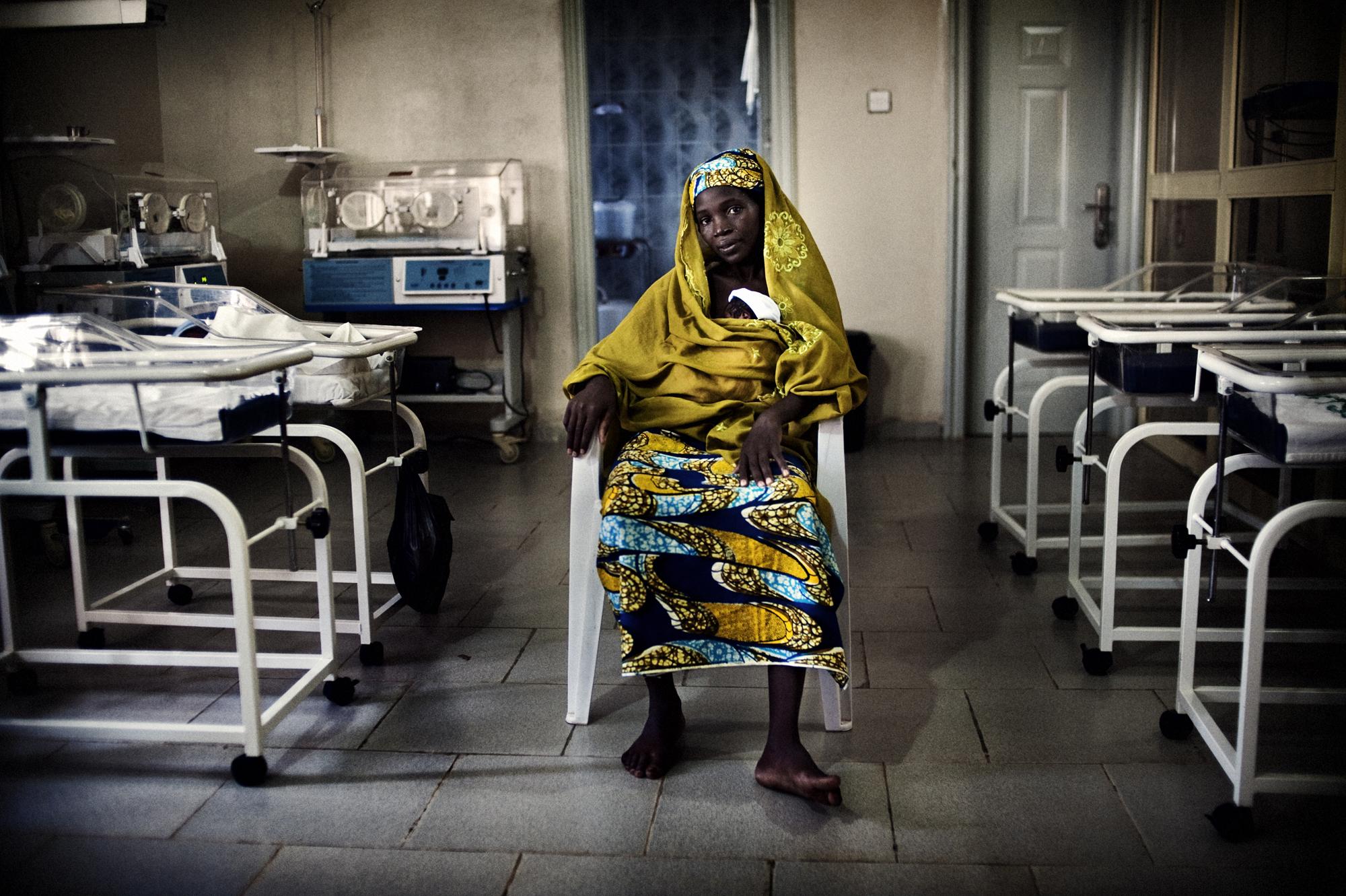 Nigeria, Katsina. October-November 2009. Turai Jaradua maternal and children Hospital. Uleima (not real name) a mother with her premature baby at...