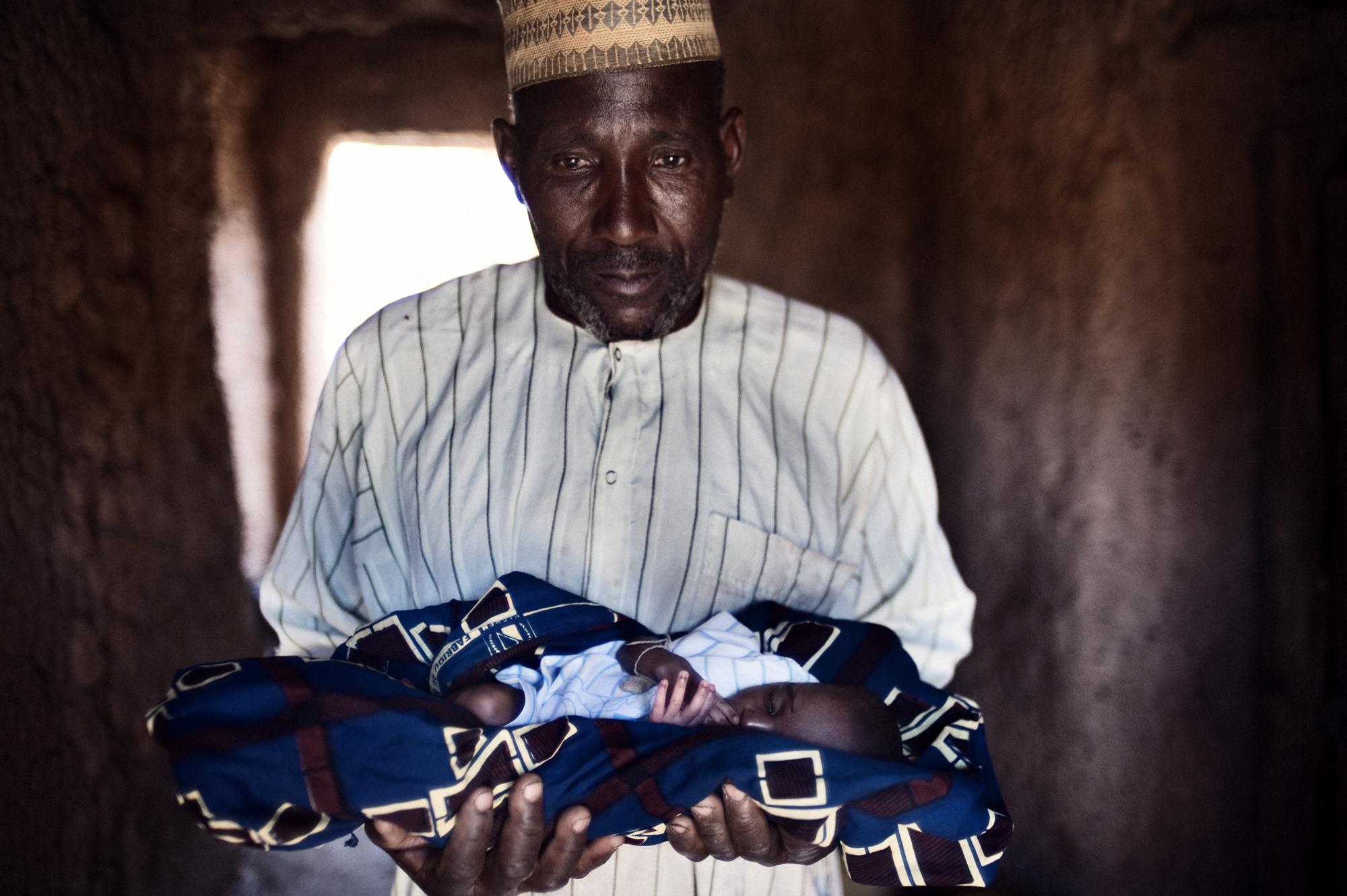 Child & maternal mortality - Nigeria, Katsina, Tsanni. October-November 2009. Portrait...