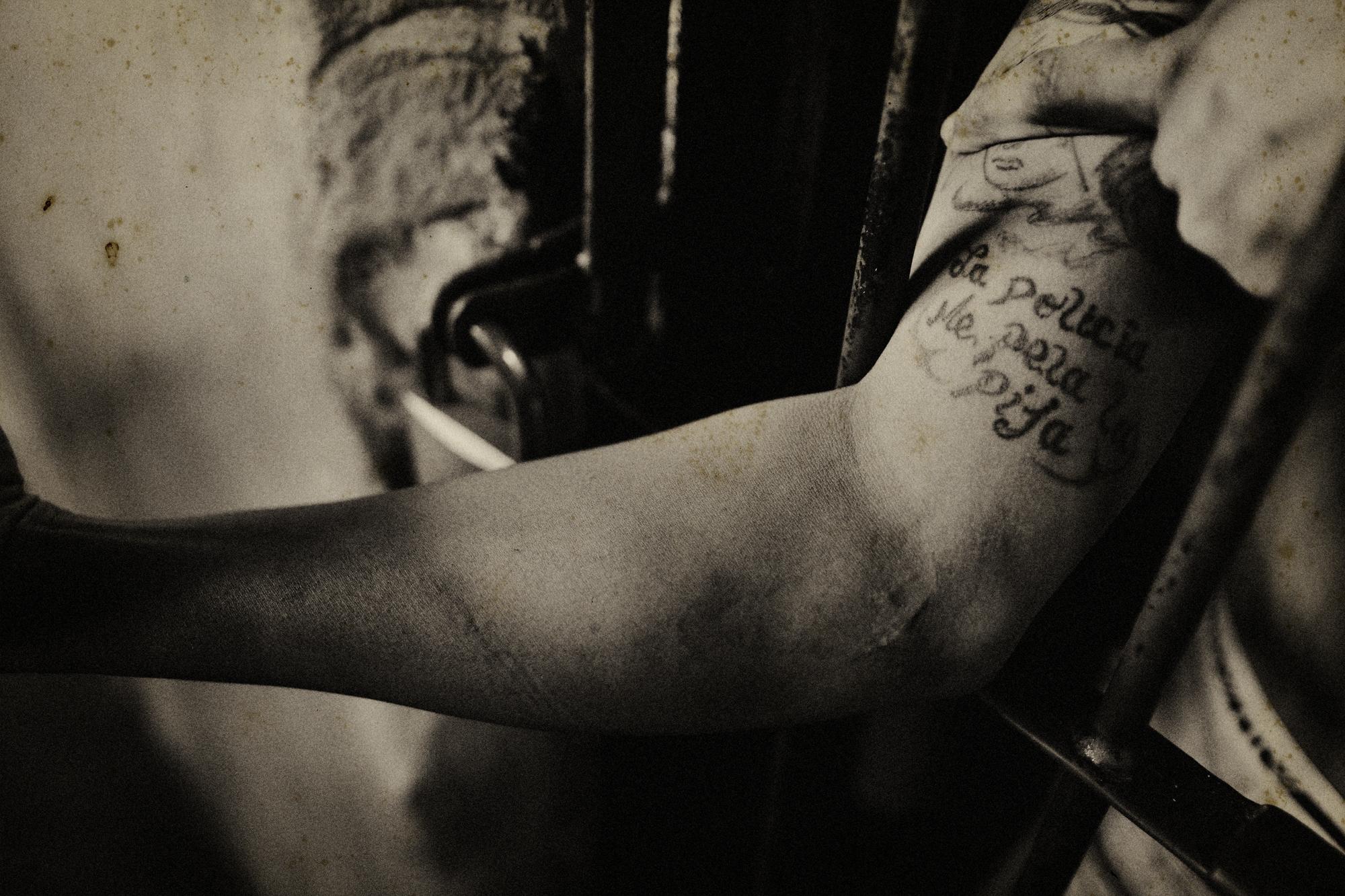 Honduras - Honduras.
February 2008.
An inmate shows his tattoo at...
