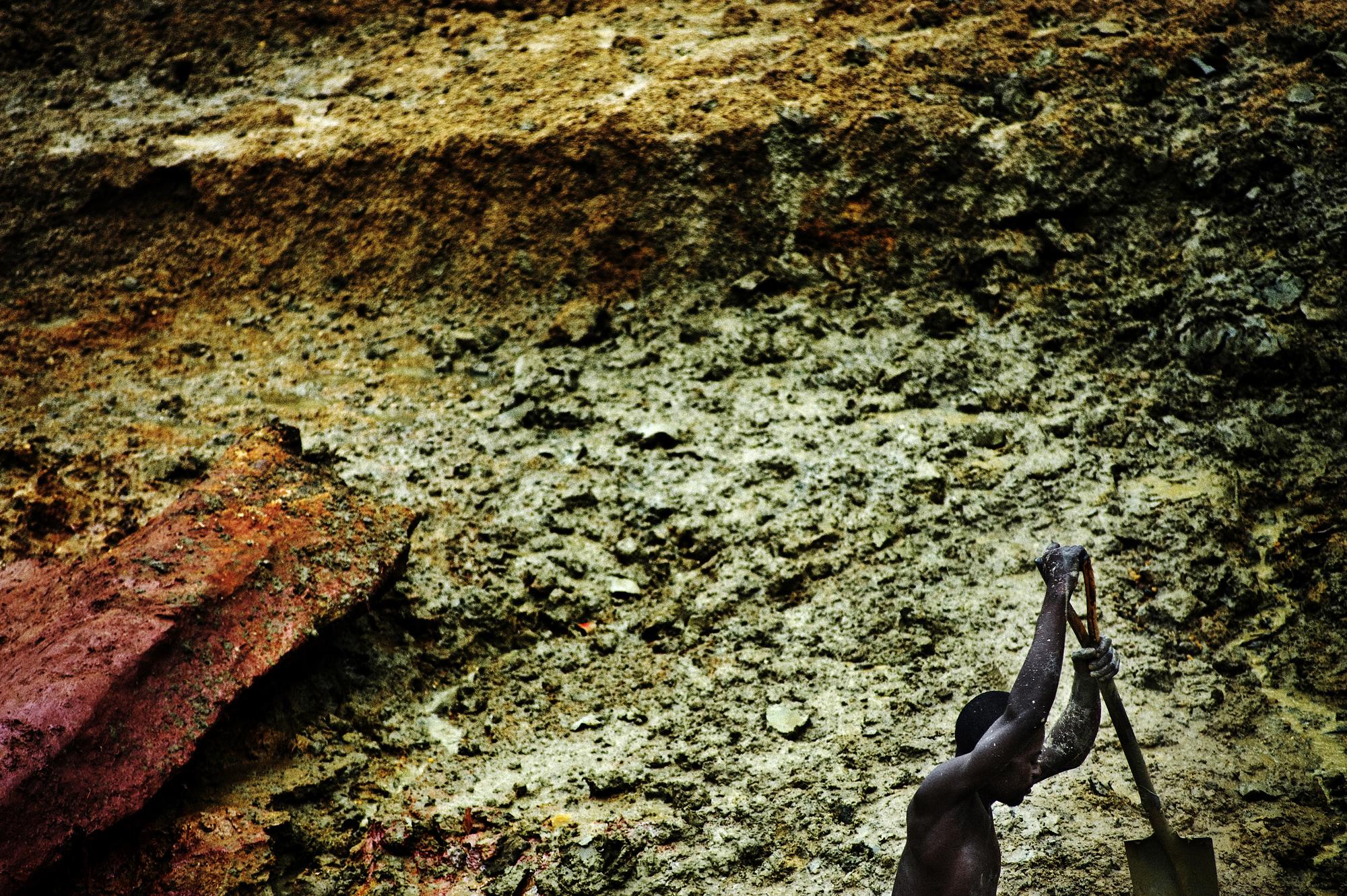 Diamond diggers - Sierra Leone, Koidu. August 2008. A diamond diggers...