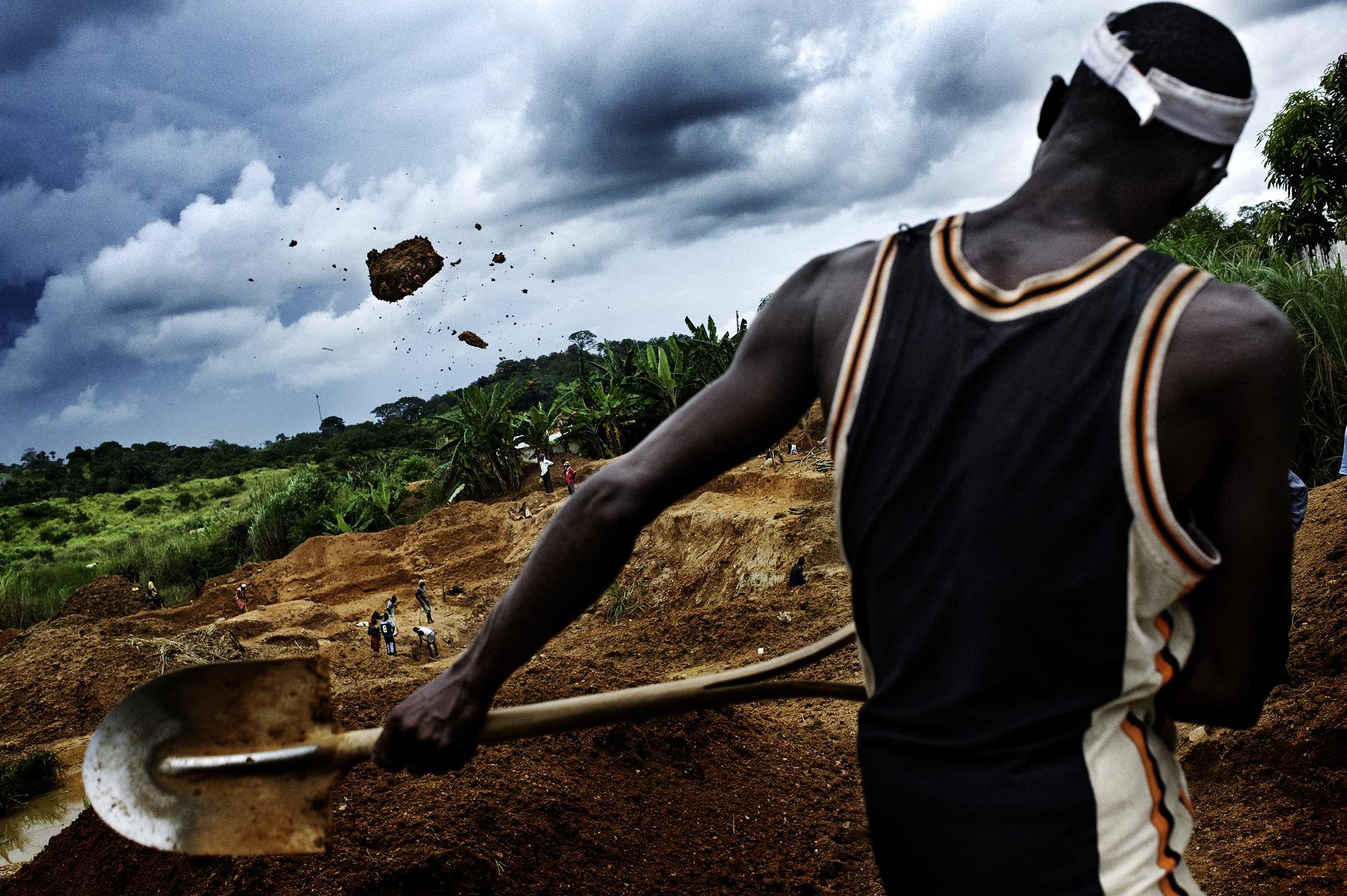 Diamond diggers - Sierra Leone, Koidu. August 2008. Diamond diggers working...