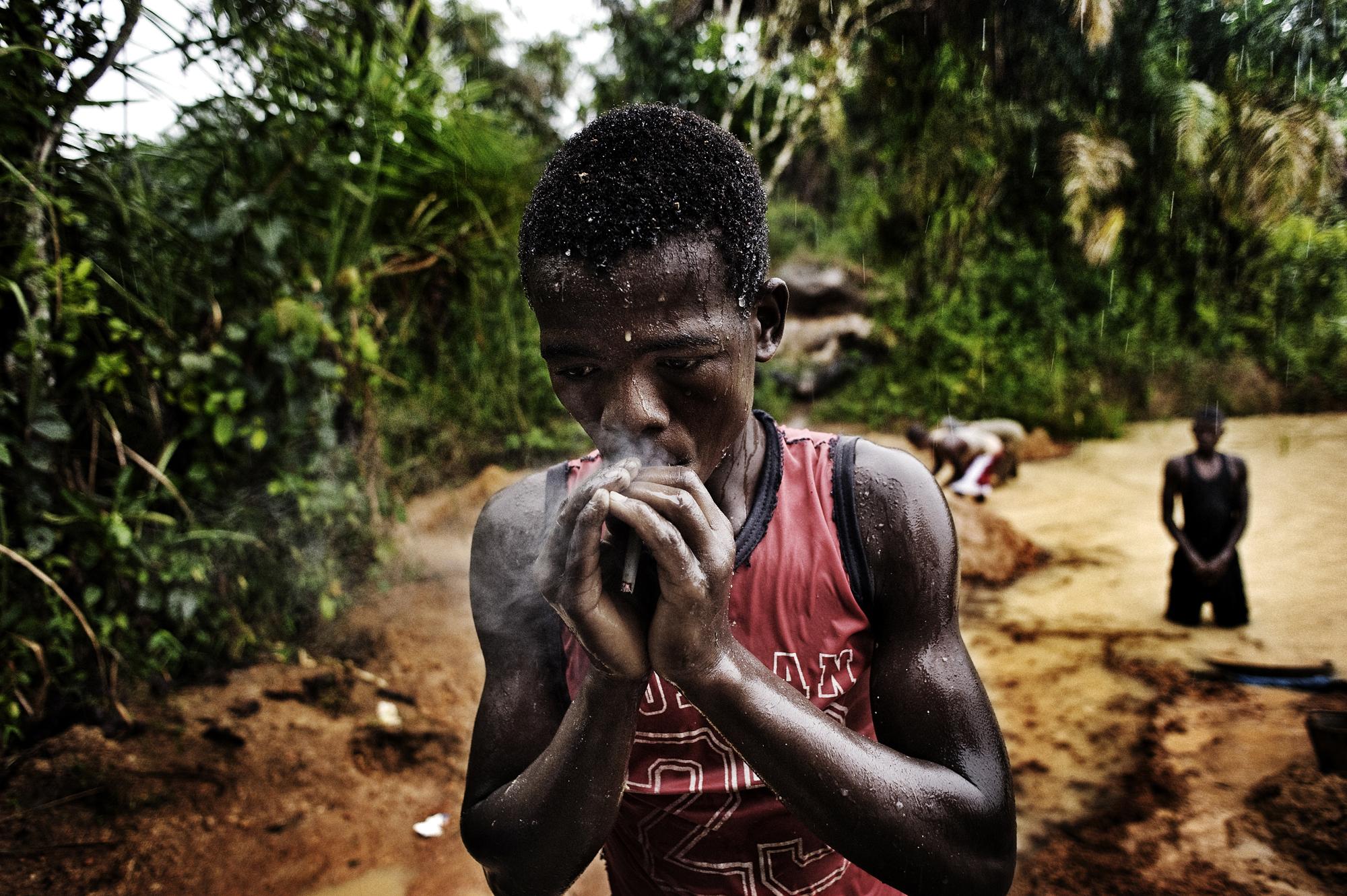 Diamond diggers - Sierra Leone, Koidu. August 2008. Portarit of a young...