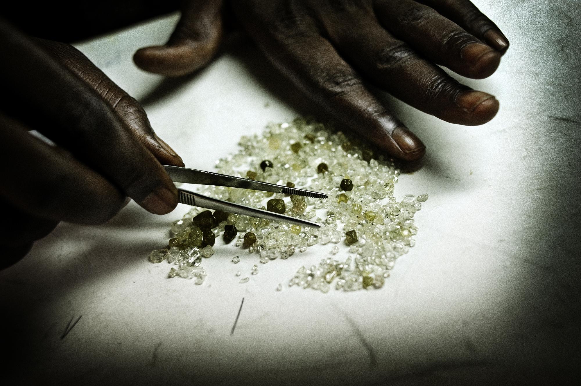 Diamond diggers - Sierra Leone, Koidu. August 2008. Diamond Dealer Salimu...