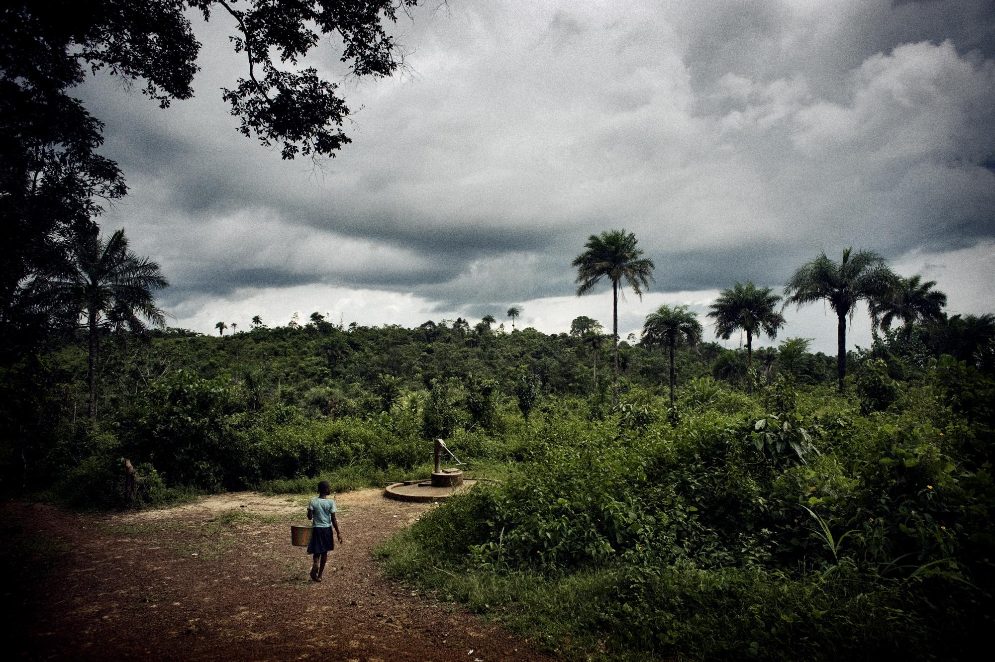 Liberia - Liberia, Manamu
October 2008.
A young girl is going to...