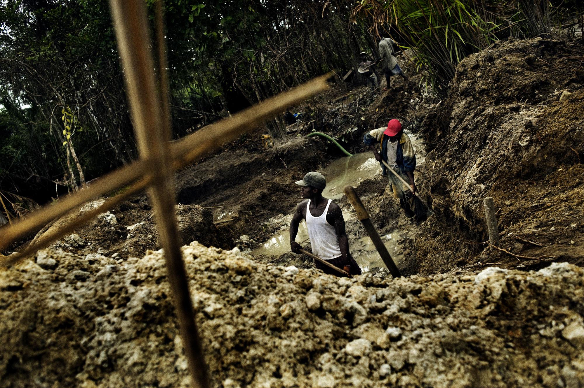 Liberia - Liberia, Manamu October 2008. Mine workers at the diamond...