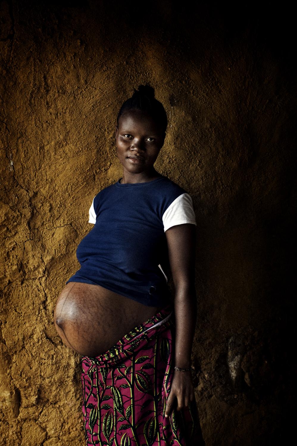Liberia - Liberia, Kingsville. October 2008. Siana is pregnant and...