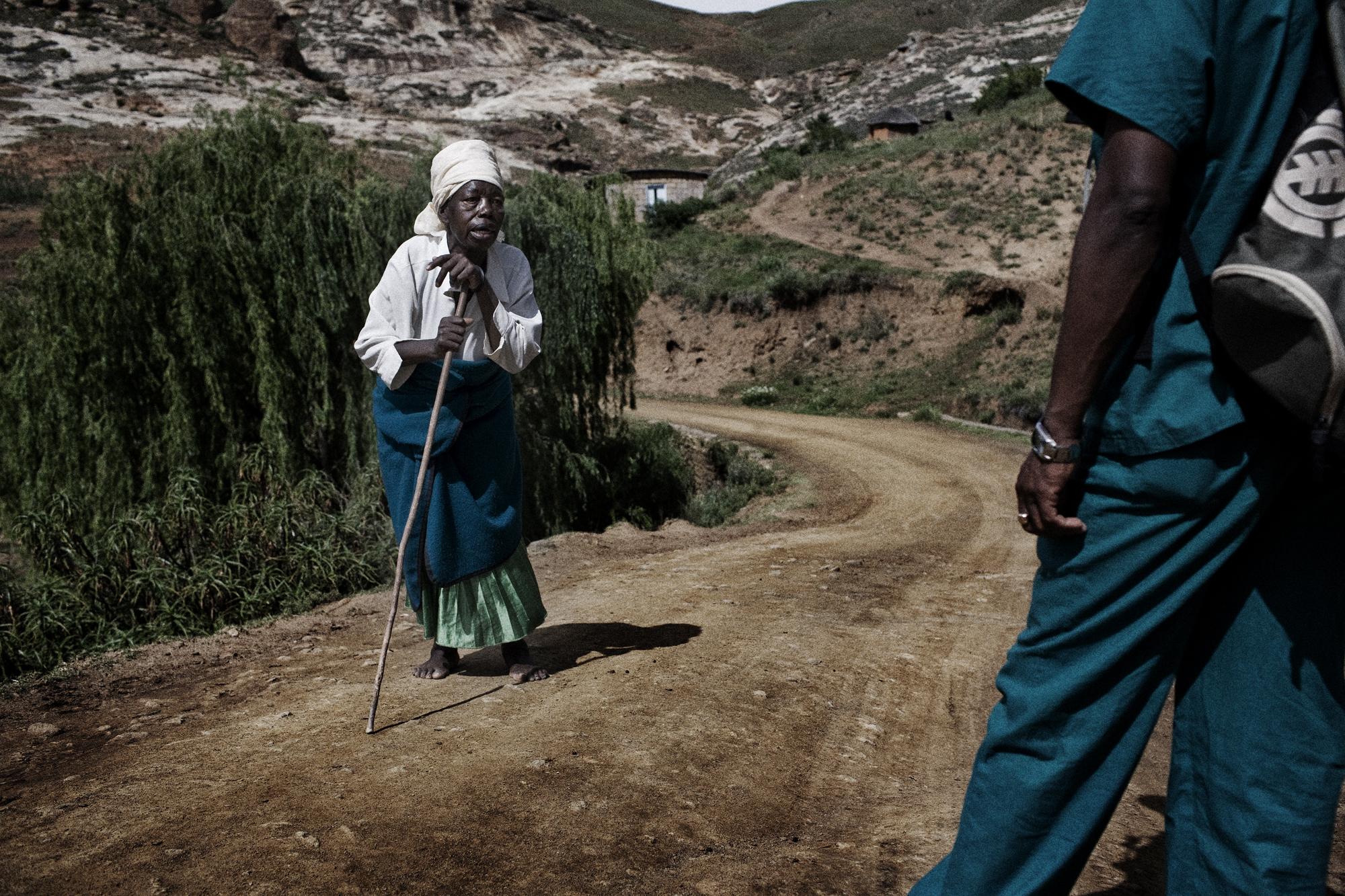 Tuberculosis / Lesotho - Lesotho.
A sick patient walking to the Nohanna clinic....
