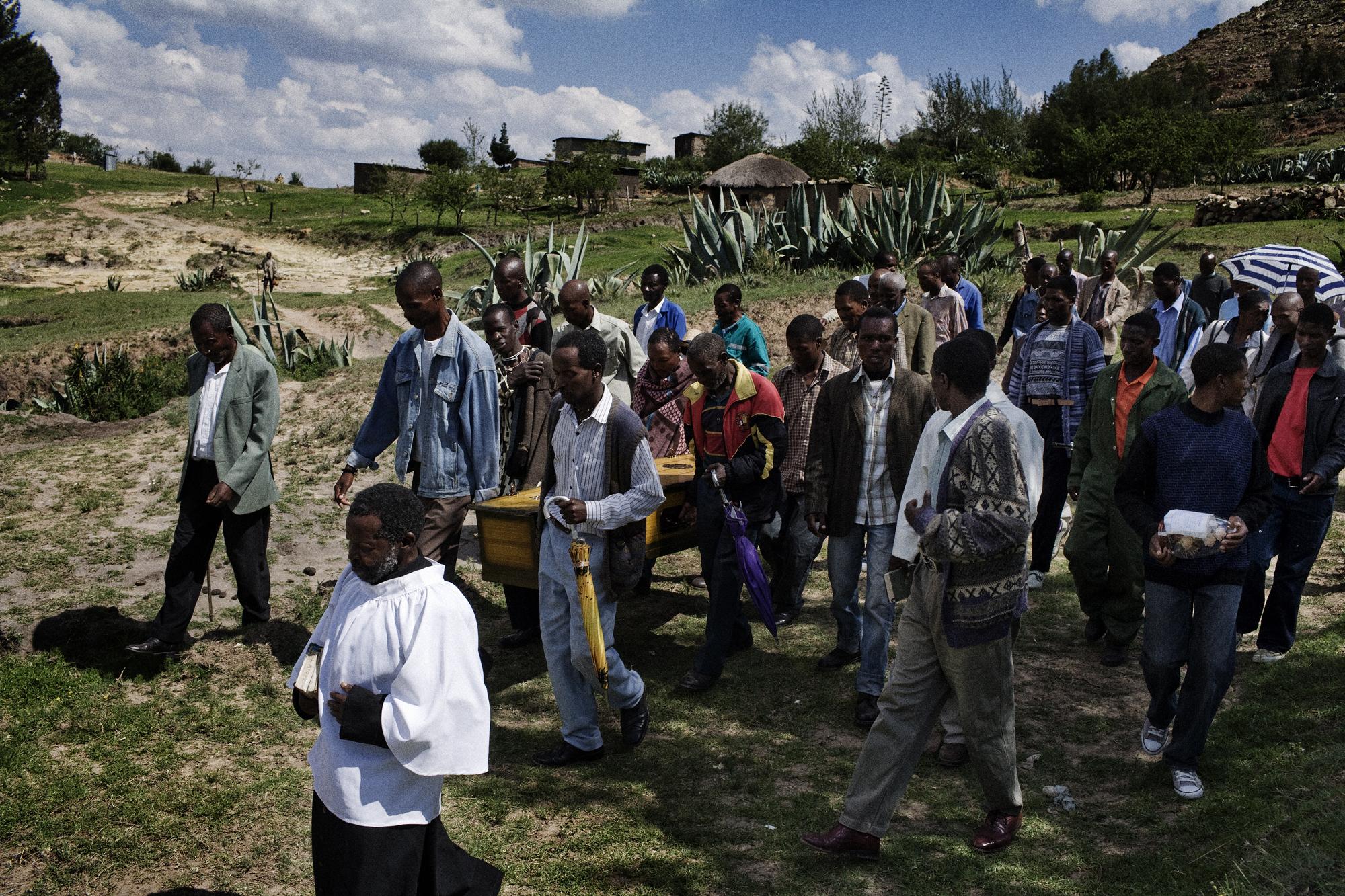 Tuberculosis / Lesotho - Lesotho.
People taking the dead body Albert Mako who...