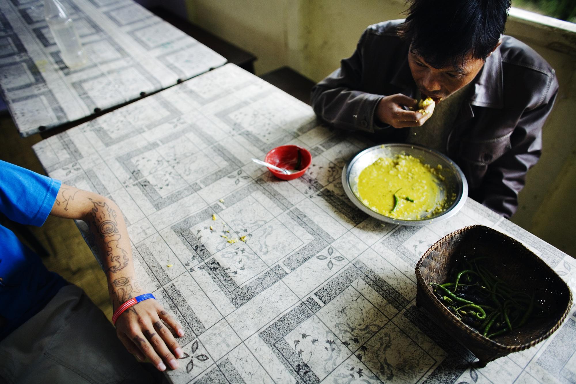Injecting death - INDIA Shillong, Meghalaya An inmate having lunch at the...