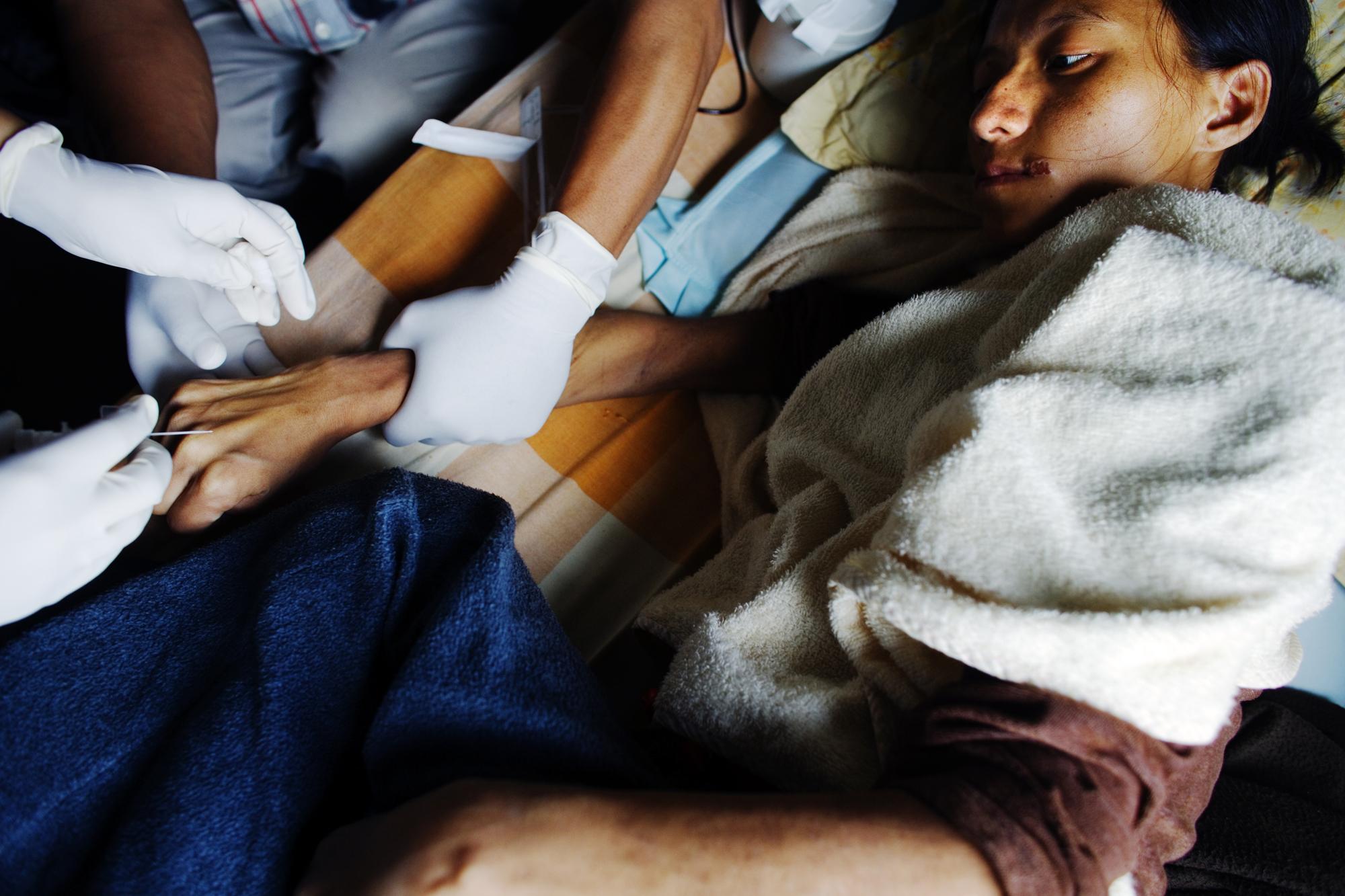 Injecting death - INDIA Aizawl, Mizoram Lalsangliani, an AIDS patient,...
