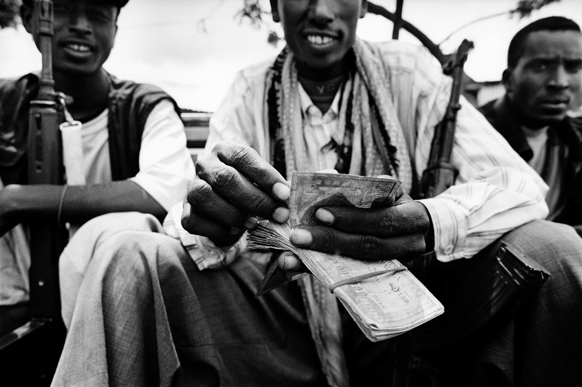 Somalia, the invisible trace - SOMALIA Eel Garas, Bakool Armed men counting their money.