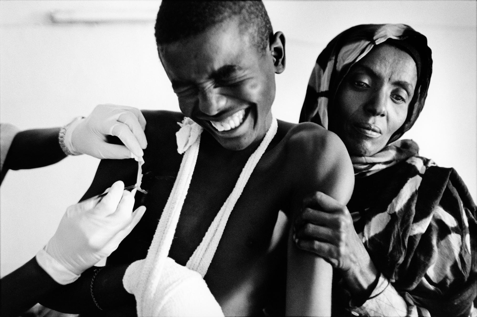 Somalia, the invisible trace - SOMALIA Huddur (Xuddur), Bakool A doctor treating a young...