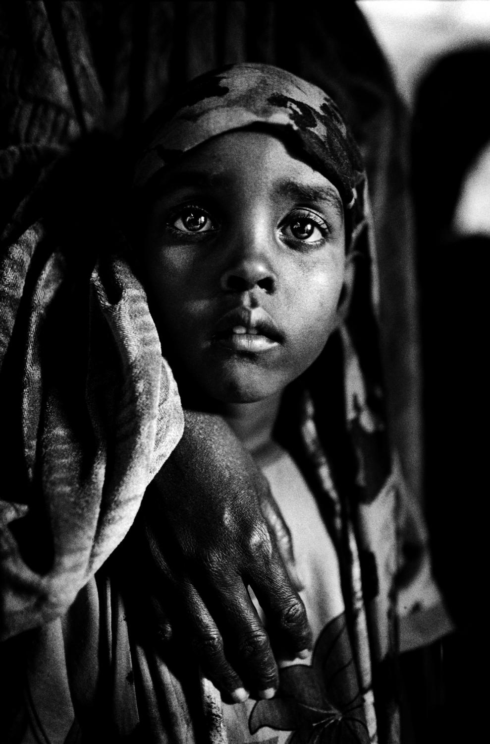 Somalia, the invisible trace - SOMALIA Nr. Jowhar A young girl with her mother at the...