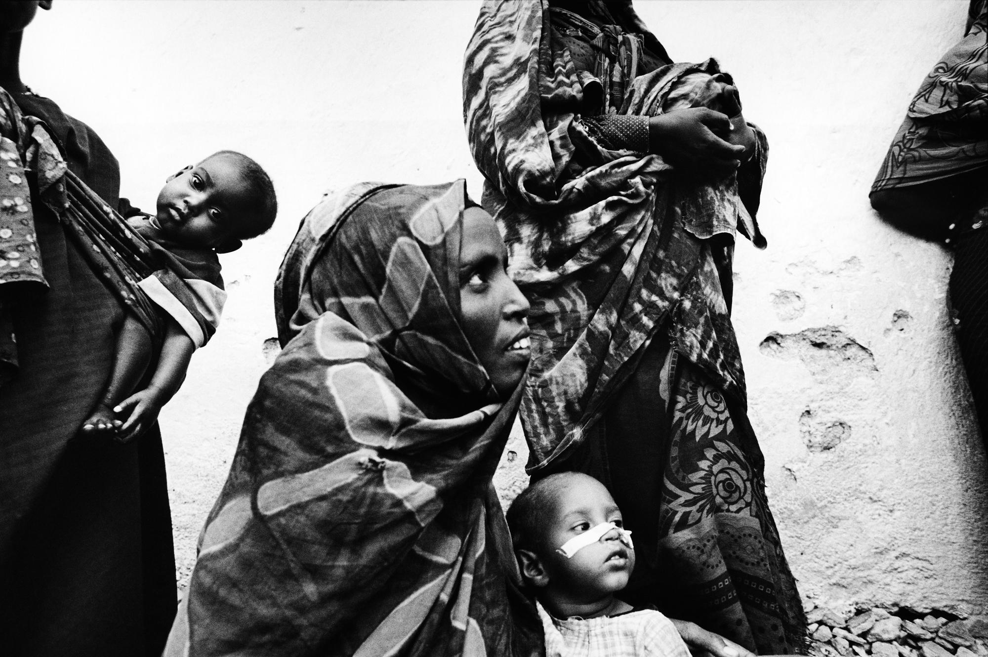 Somalia, the invisible trace - SOMALIA Huddur (Xuddur), Bakool Women and children at a...