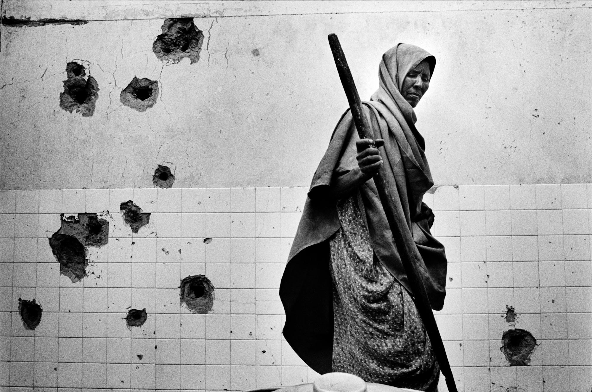 Somalia, the invisible trace - SOMALIA Jowhar A woman cooking at the Medecins Sans...
