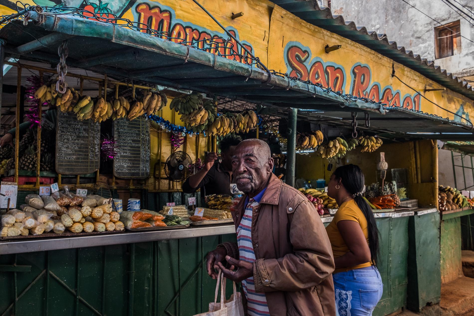 Cuba - Ten dollar pension - Ebaristo Día Día, 87, has worked for 25...