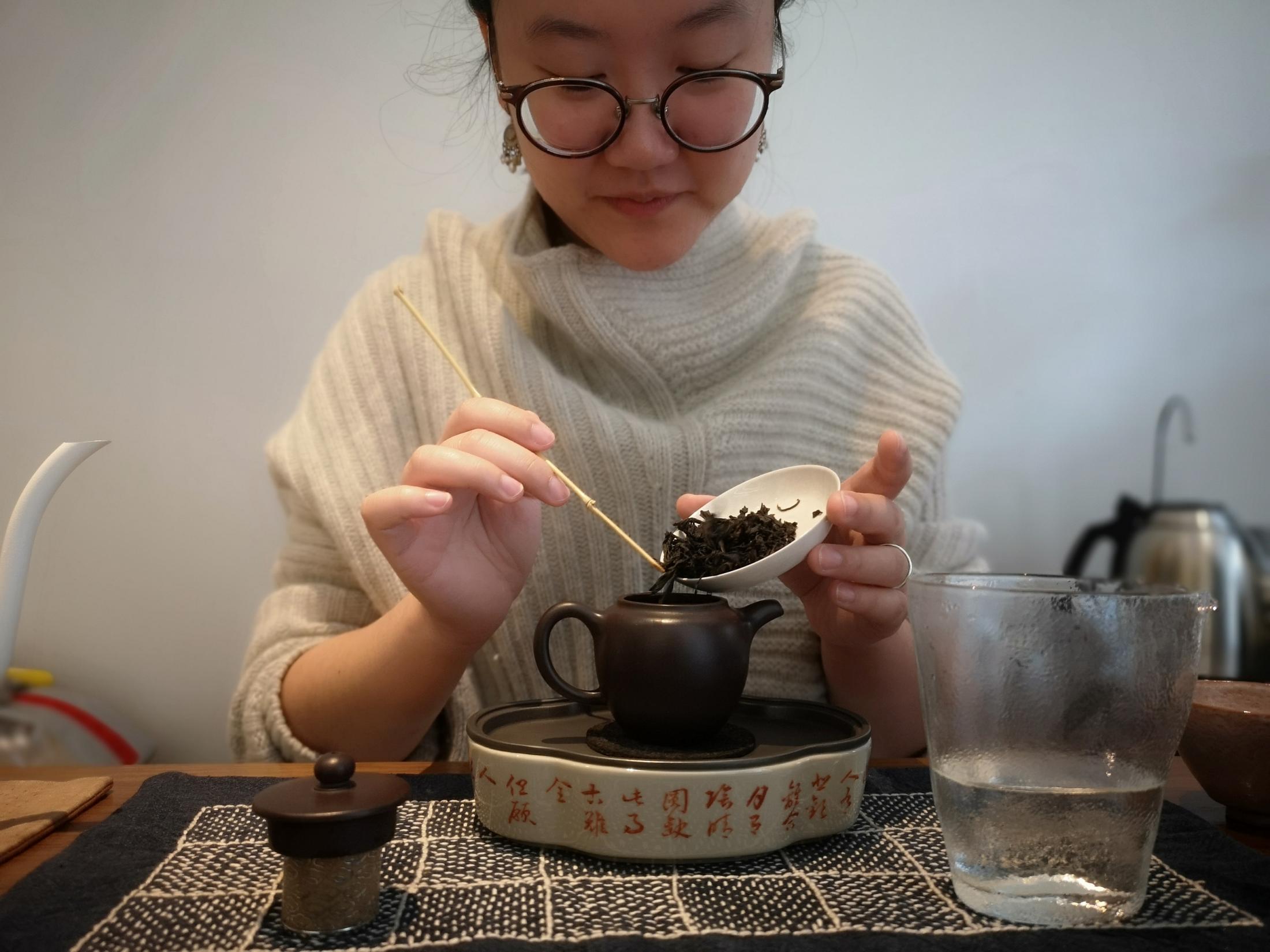 Qing Guo Alley's Big Bet - Li Ercuo prepares a special fermented tea in her...
