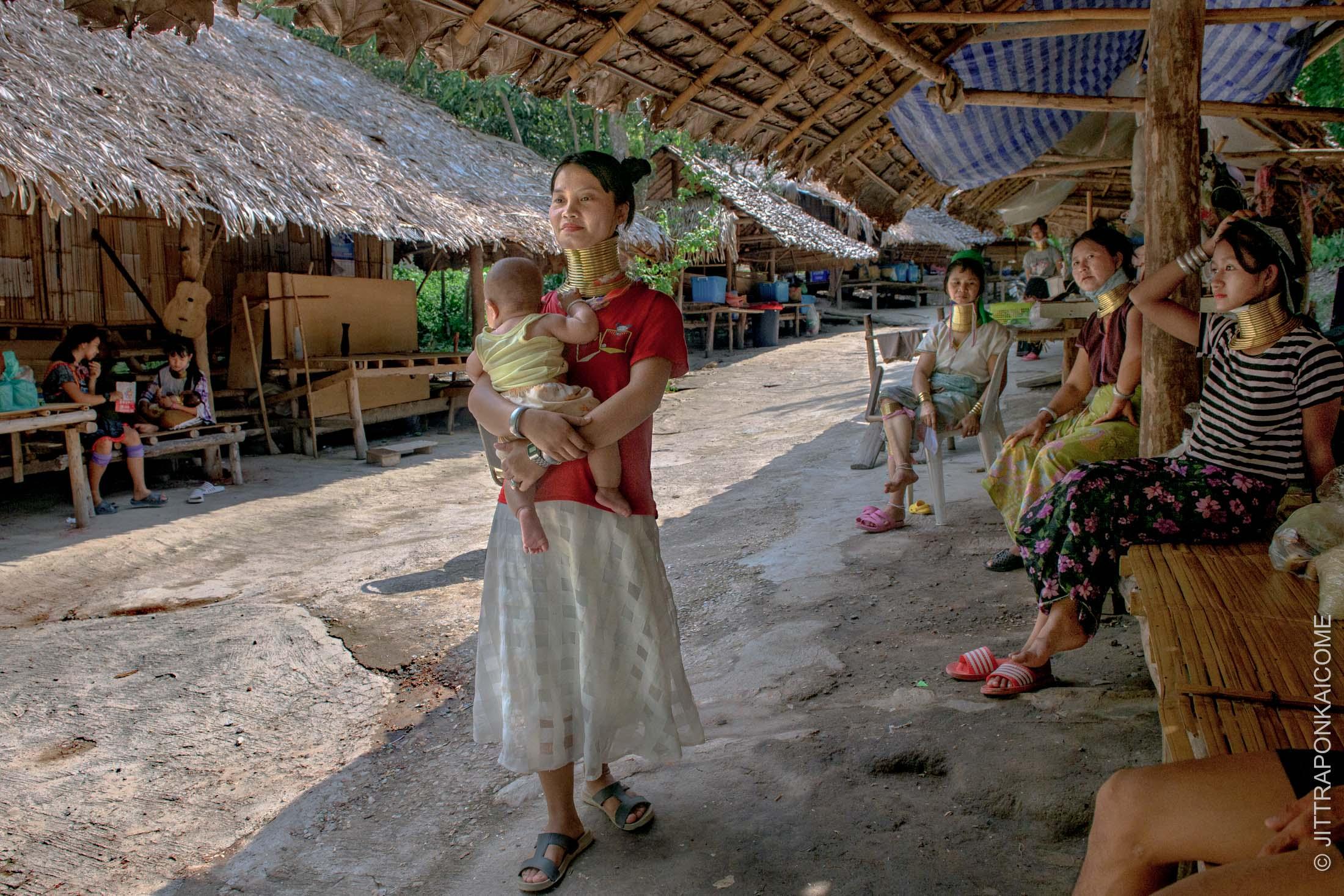 Kayan Long Neck Refugee - Kayan Long Neck Women at Baan Tung Luang are suffering...