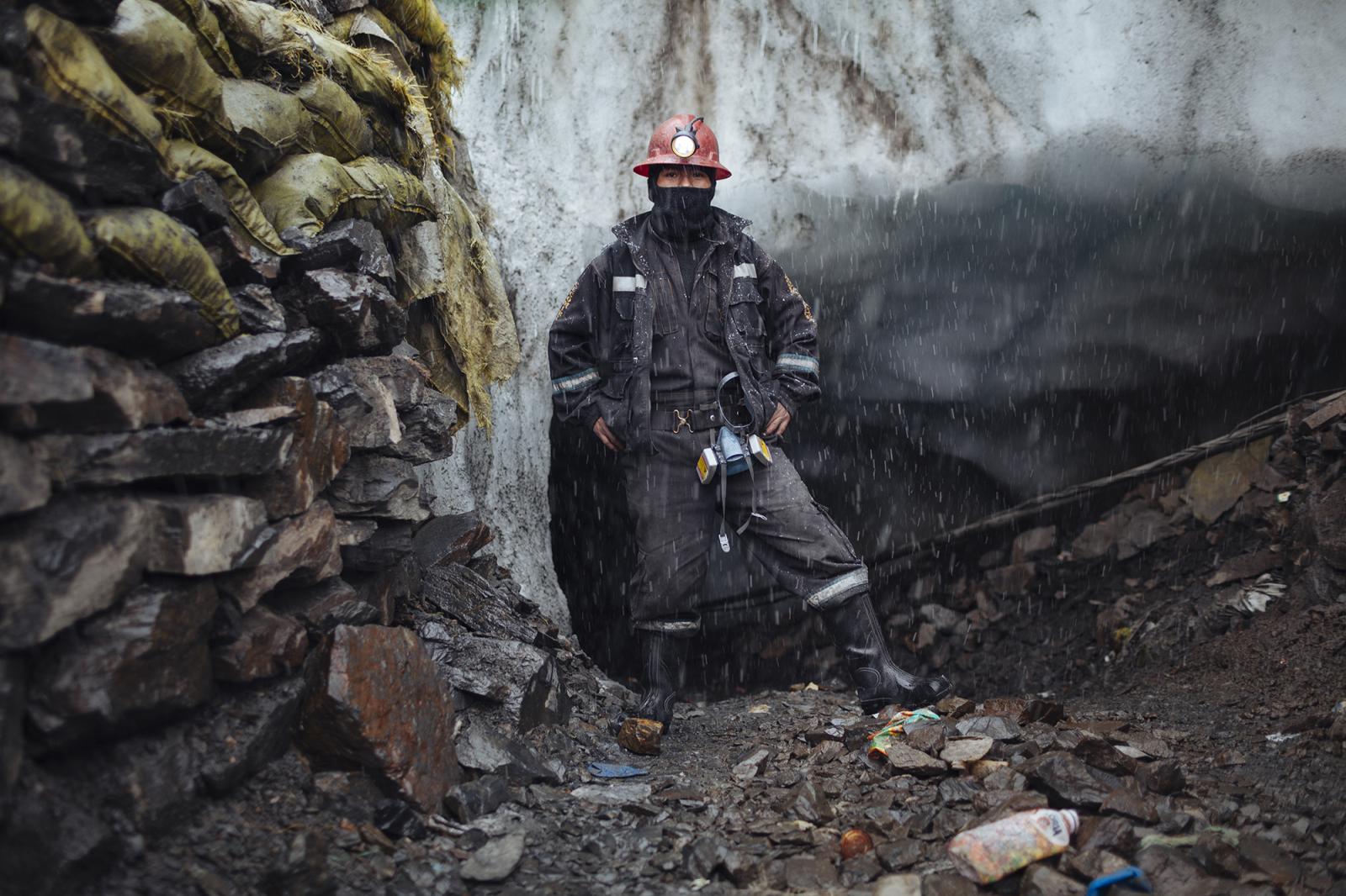 Retrato de un minero frente a l...f one tunnel of Rinconada mine.