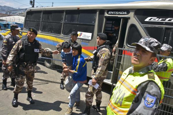 COVERAGES - Arrival of 2 of 53 detained students from MejÃ­a high...