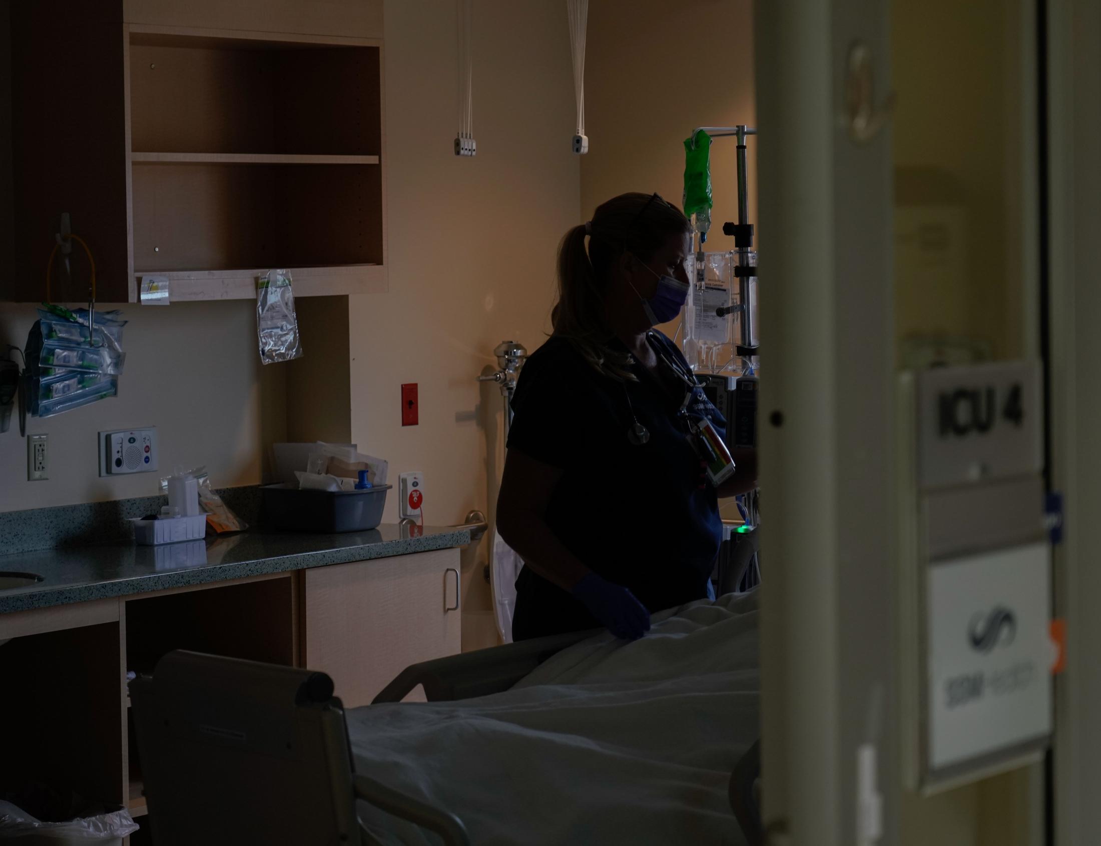 The Missouri ICU - ICU nurse Vicki Madden tends to a COVID-19 patient inside...