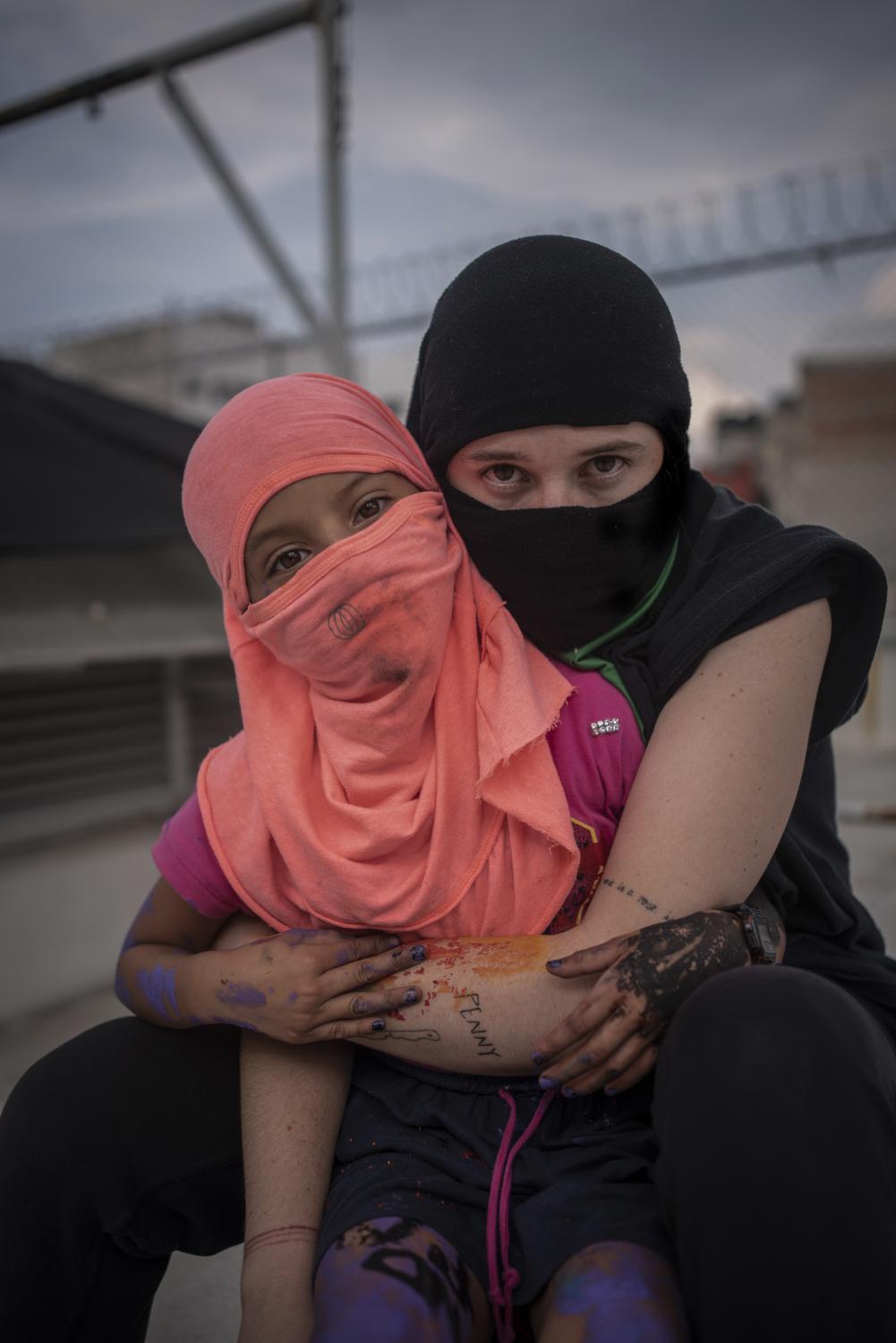 Retrato de una mujer y una ni&ntilde;a, integrantes del bloque negro que tom&oacute; las...