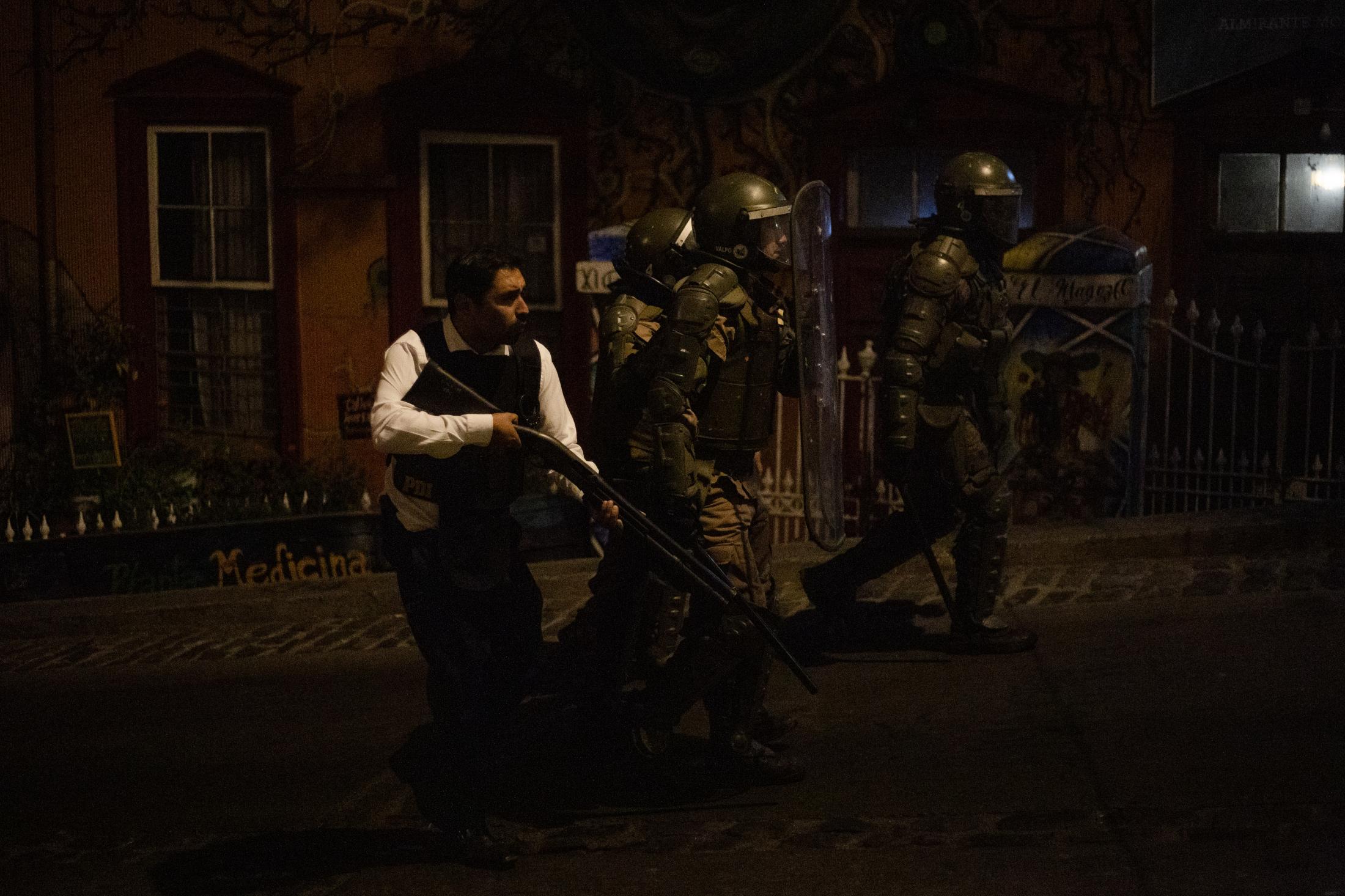 December, 18, 2019. Investigation Police (PDI) &nbsp;breaks in with Carabineros on the rise Almirante Montt firing pellets (PDI) at protesters who were in the sector. Some of the protesters responded by throwing Molotov cocktails at the police, injuring several officials and eventually having to leave the scene. 