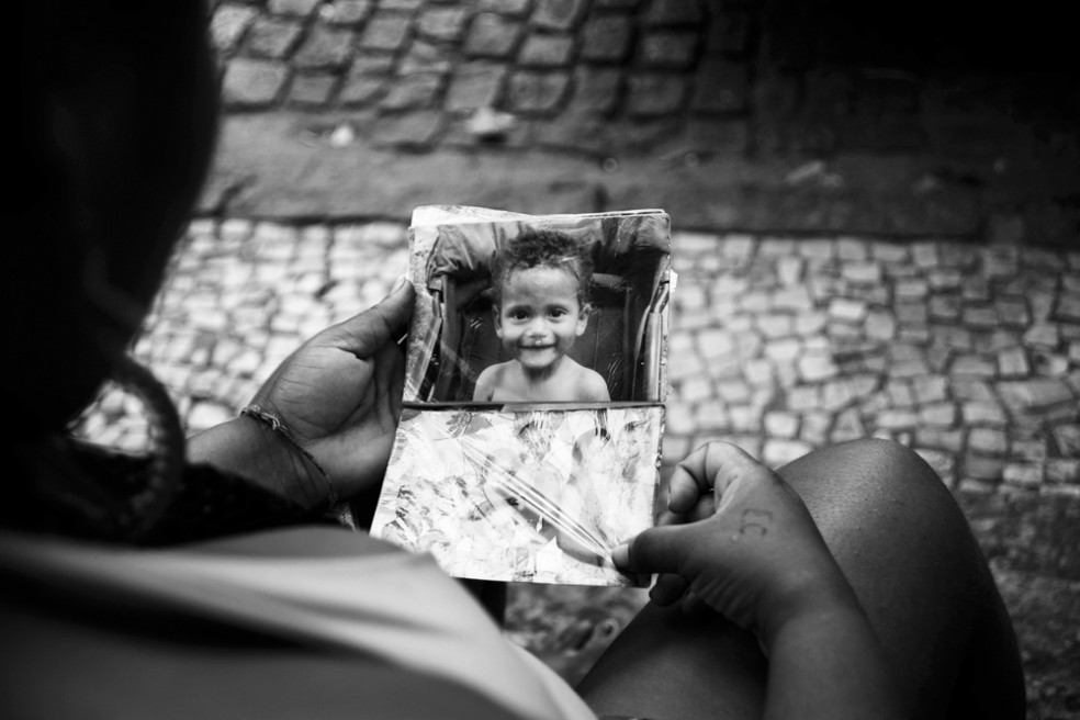  Glauciette's six children live with various family members in a favela outside the city. She has been living in the streets of central Rio for five years. Rio de Janeiro, Brasil 2009 