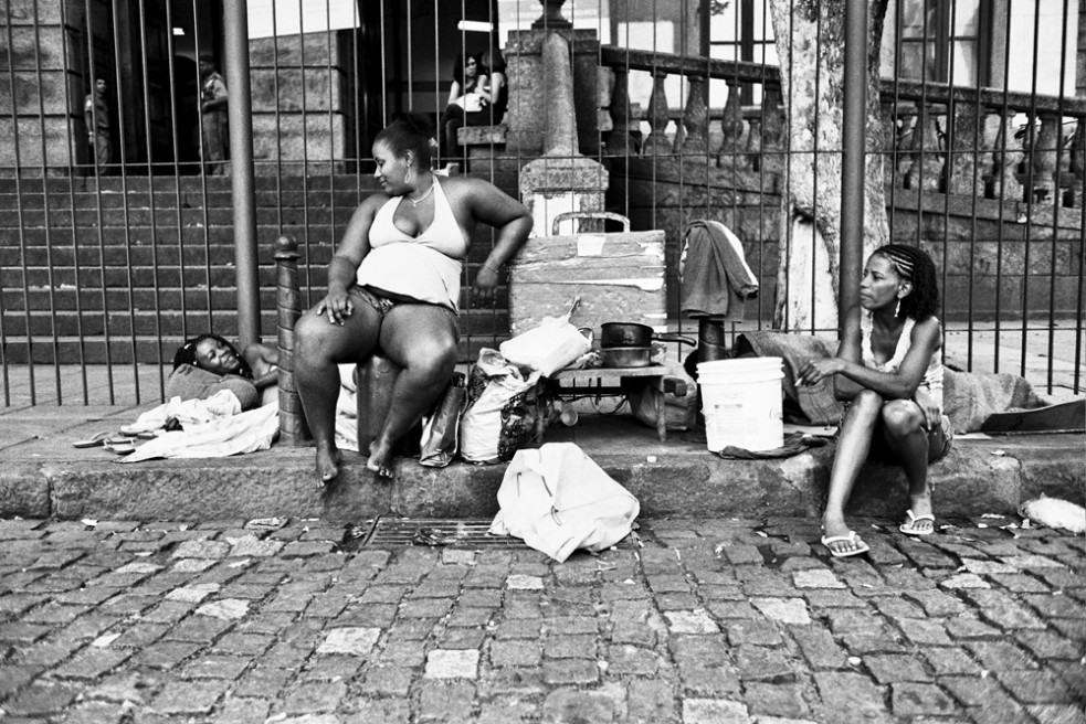  Juliana, 22 years old, Glauciette, 24 years old, and Roseli, 35 years old, live in the PraÃ§a de San Francisco in central Rio. Rio de Janeiro, Brasil 2009 
