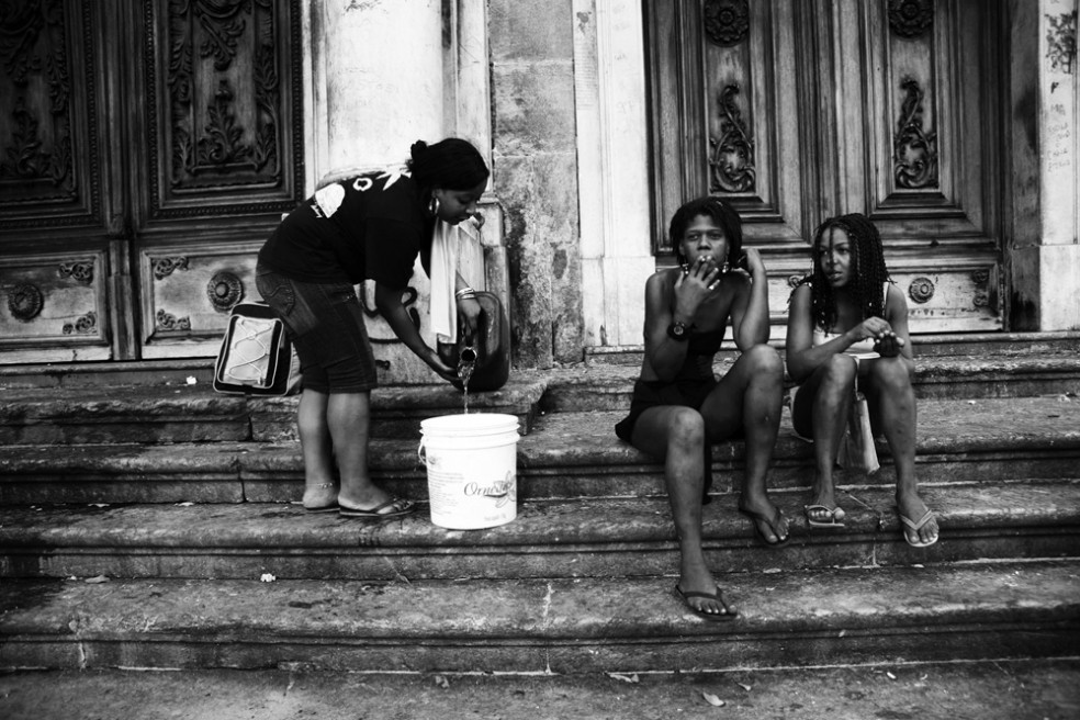 Salão Escola de Beleza Afro -   Stefani preparing to take a bath on the steps of the...