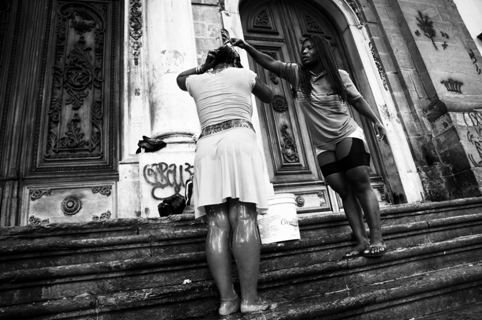 Salão Escola de Beleza Afro -   Stefani bathing on the steps of the church in...