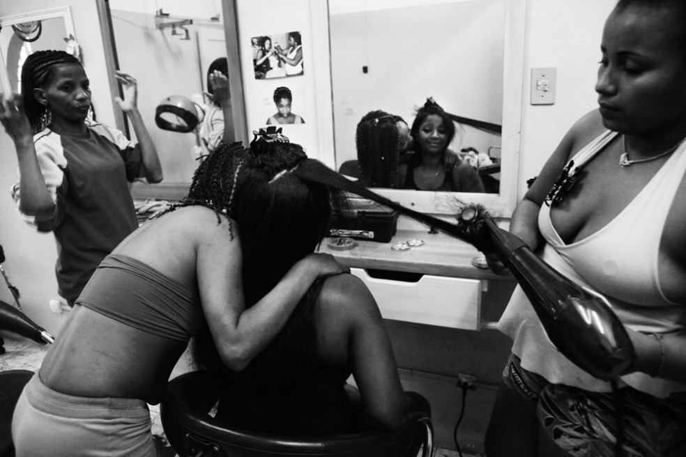 Salão Escola de Beleza Afro -   The Escola de Beleza program rents a small salon space...