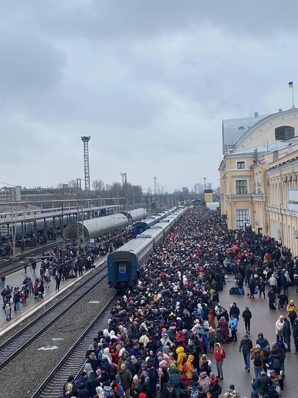 Art and Documentary Photography - Loading Kharkiv_railway_station.jpg