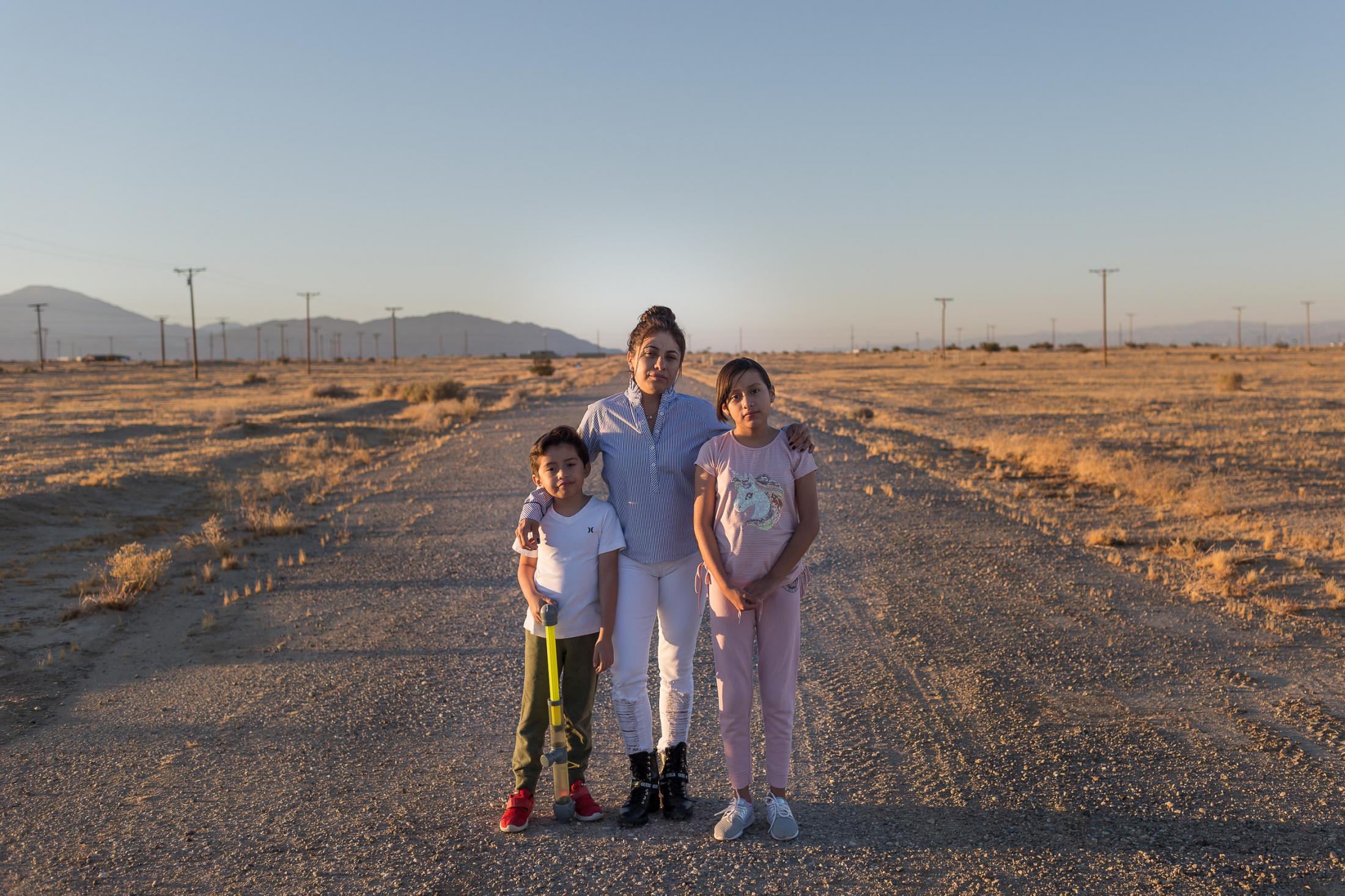  - The Salton Sea faces a crisis  -  Miriam Jeremiz with her children Lizette and Lihan. 