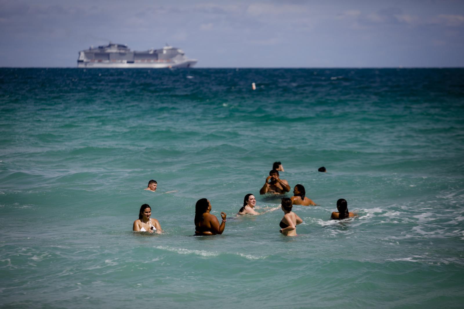People bath in the beach during...: Eva Marie Uzcategui/Bloomberg