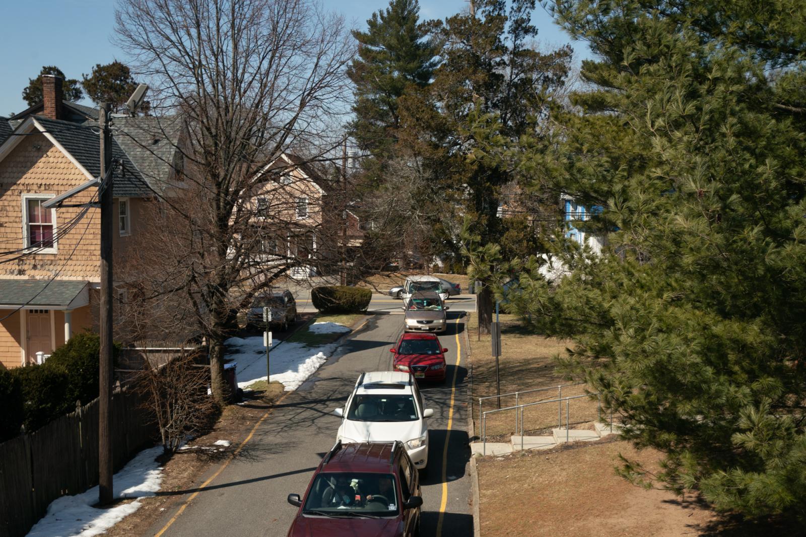Cars line up to receive food bo...nglewood, NJ, on March 9, 2021.