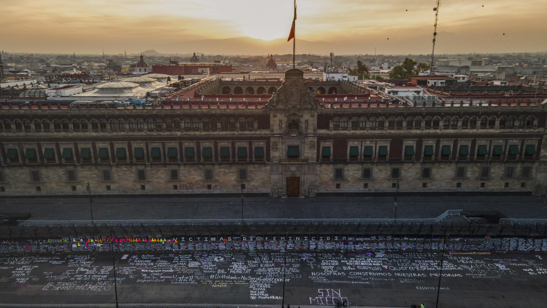 Vista aerea del Palacio Nacional resguardado por vallas antimotines que fueron intervenidas por...