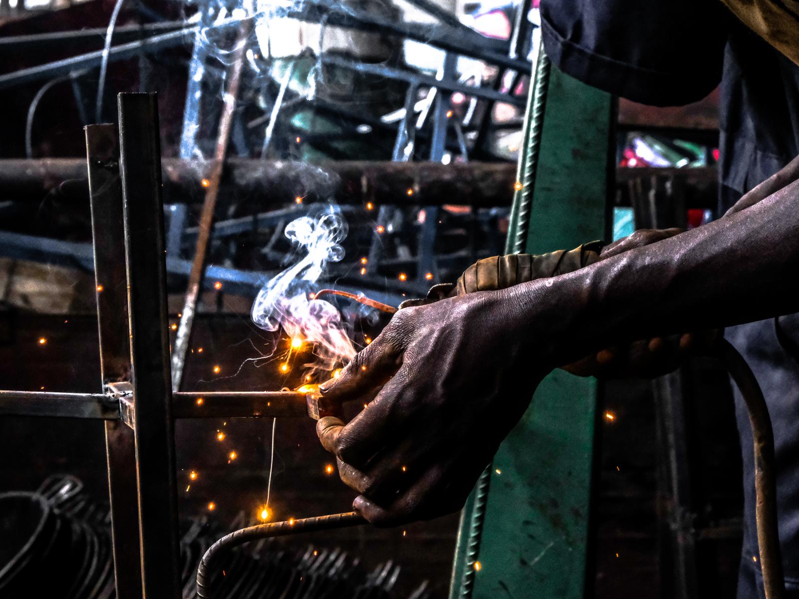 Soldering the lever mechanism t...-Market-COVID-water-dispenser/ 