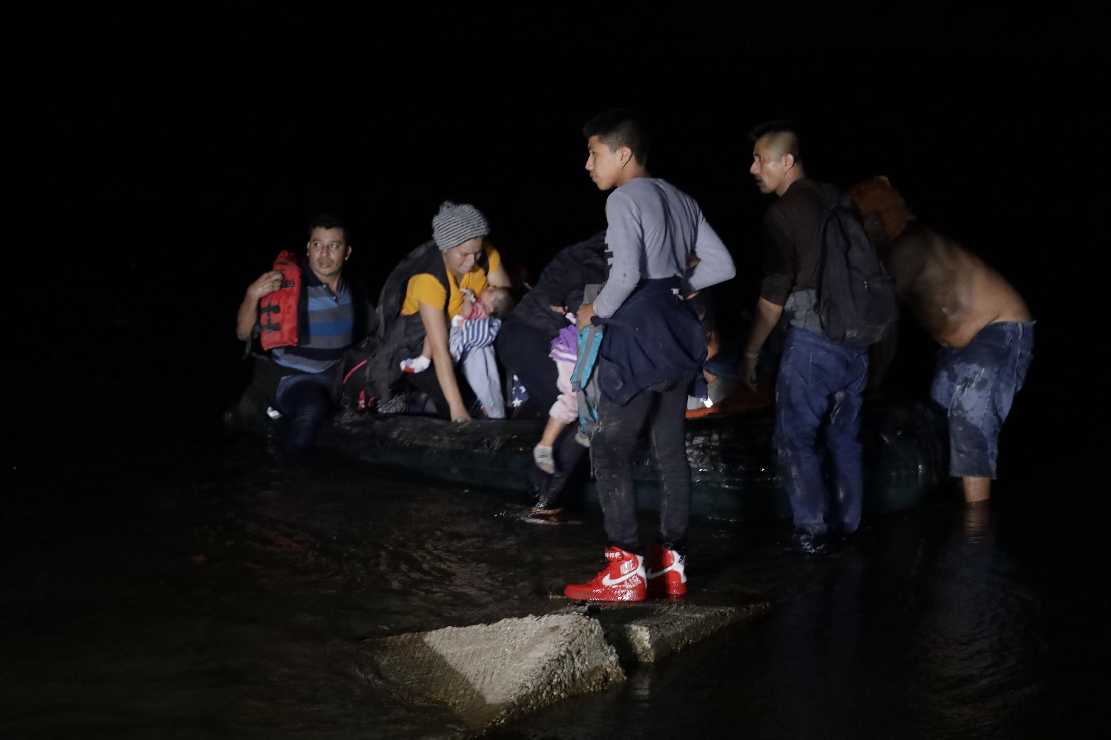 During the night on Wednesday 14, 2020, over 200 migrants came to the shores of Roma, TX via inflatable rafts. Men, women and children came from...