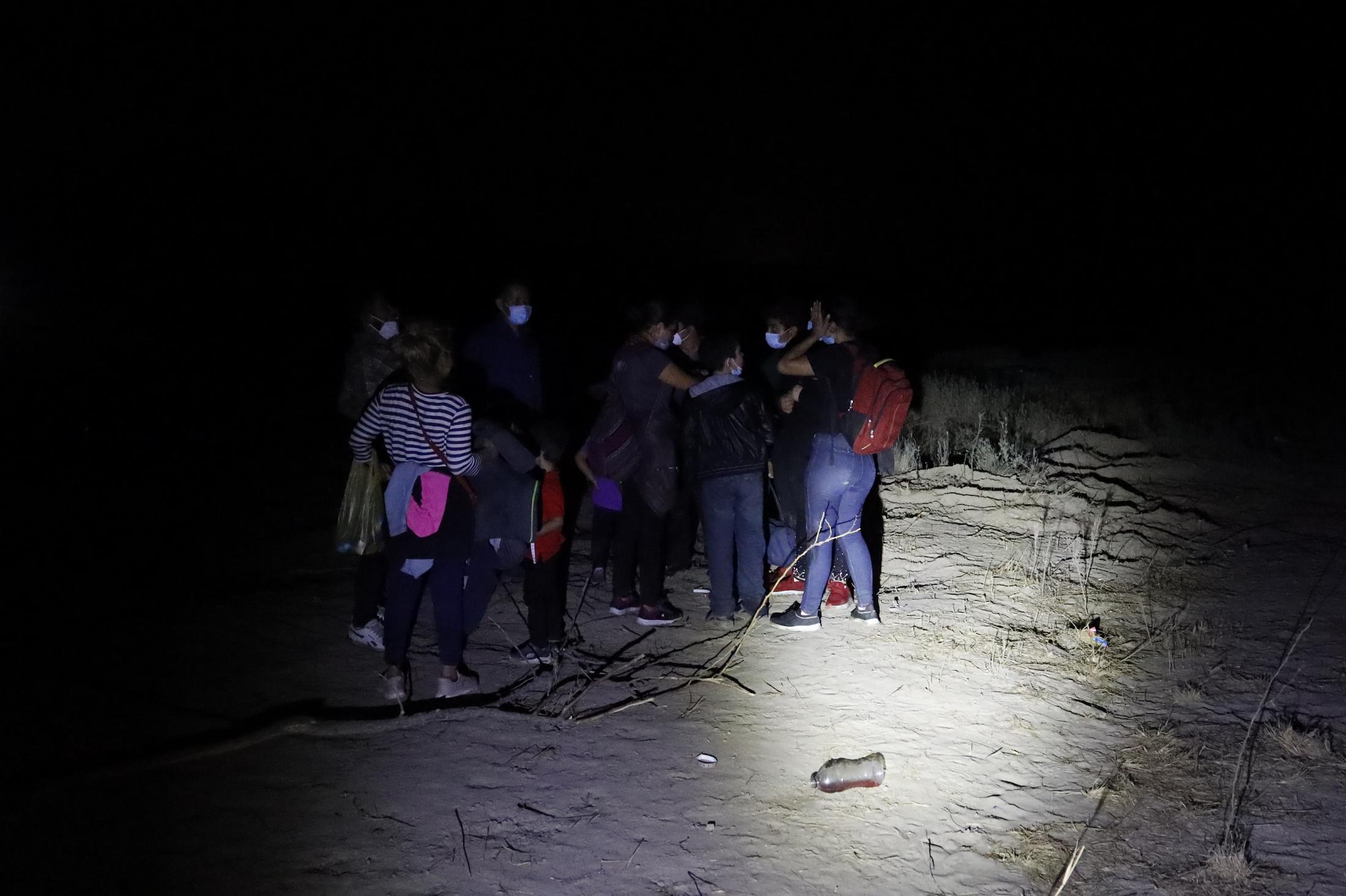 Night on the Rio Grande - During the night on Wednesday 14, 2020, over 200 migrants...