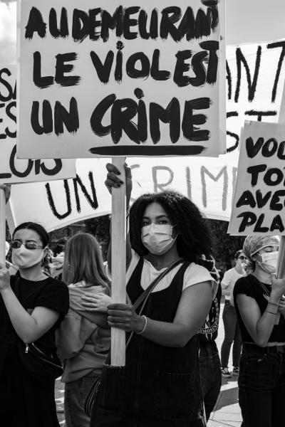 Rassemblement f&eacute;ministe pour le remaniement du gouvernement sur la Place de l&#39;Hotel de Ville, &agrave; Paris, dans la journ&eacute;e du 7 Juillet 2020