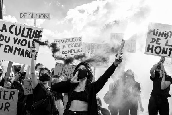 Rassemblement f&eacute;ministe pour le remaniement du gouvernement sur la Place de l&#39;Hotel de Ville, &agrave; Paris, dans la journ&eacute;e du 7 Juillet 2020