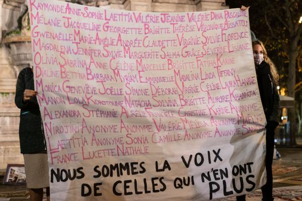 Rassemblement f&eacute;ministe pour la journ&eacute;e mondiale contre les violences que subissent les femmes, le 25 novembre 2020 sur la Place de Saint-Michel, &agrave; Paris.