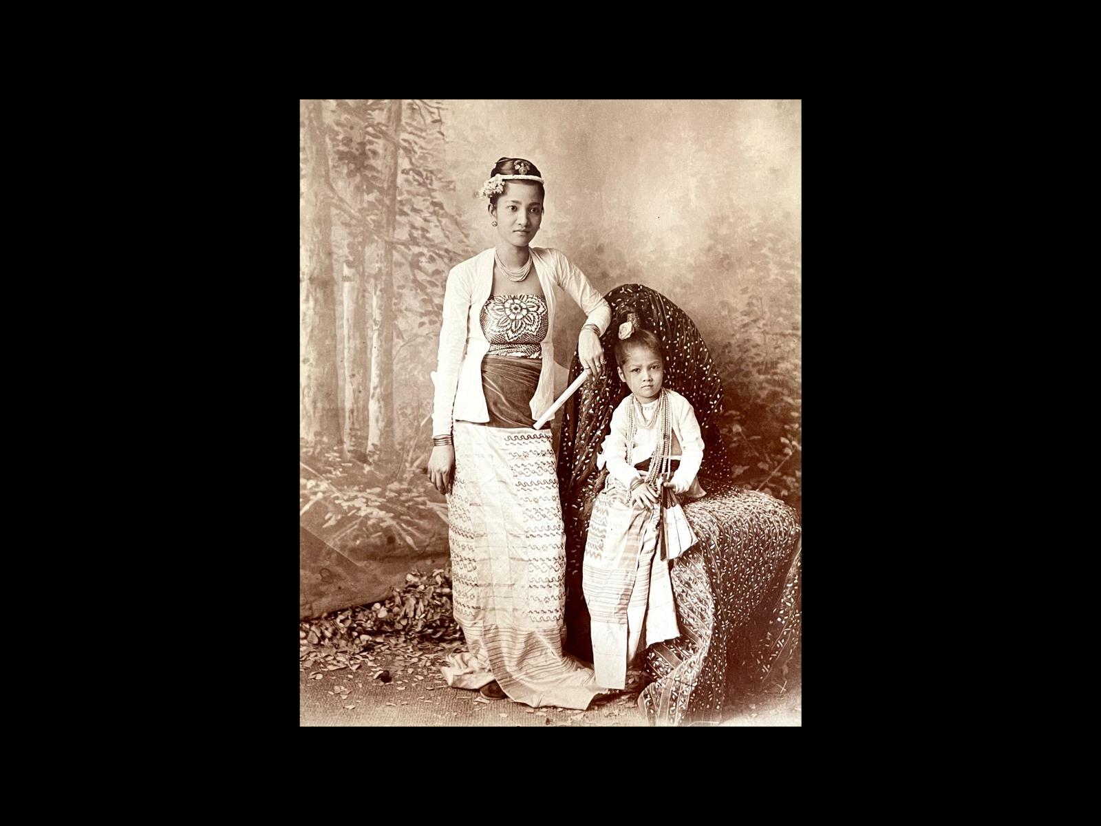 Mother and daughhter, Burma. 1895, photographer Felice Beato.