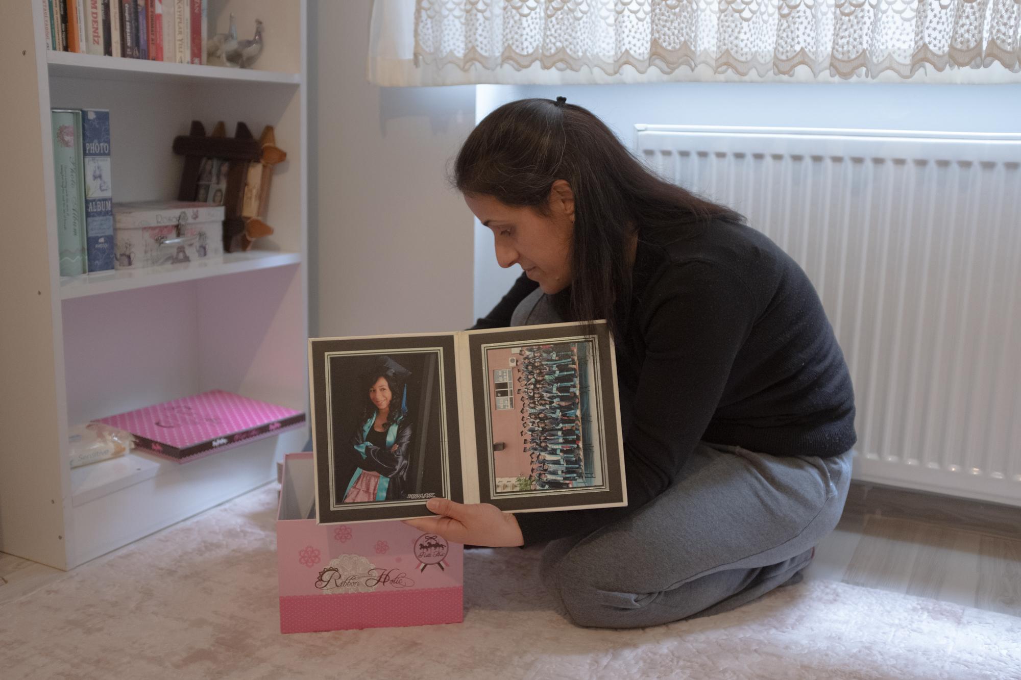 We don't want to die (ongoing) - Filiz Demiral proudly shows the pictures of his daughter...