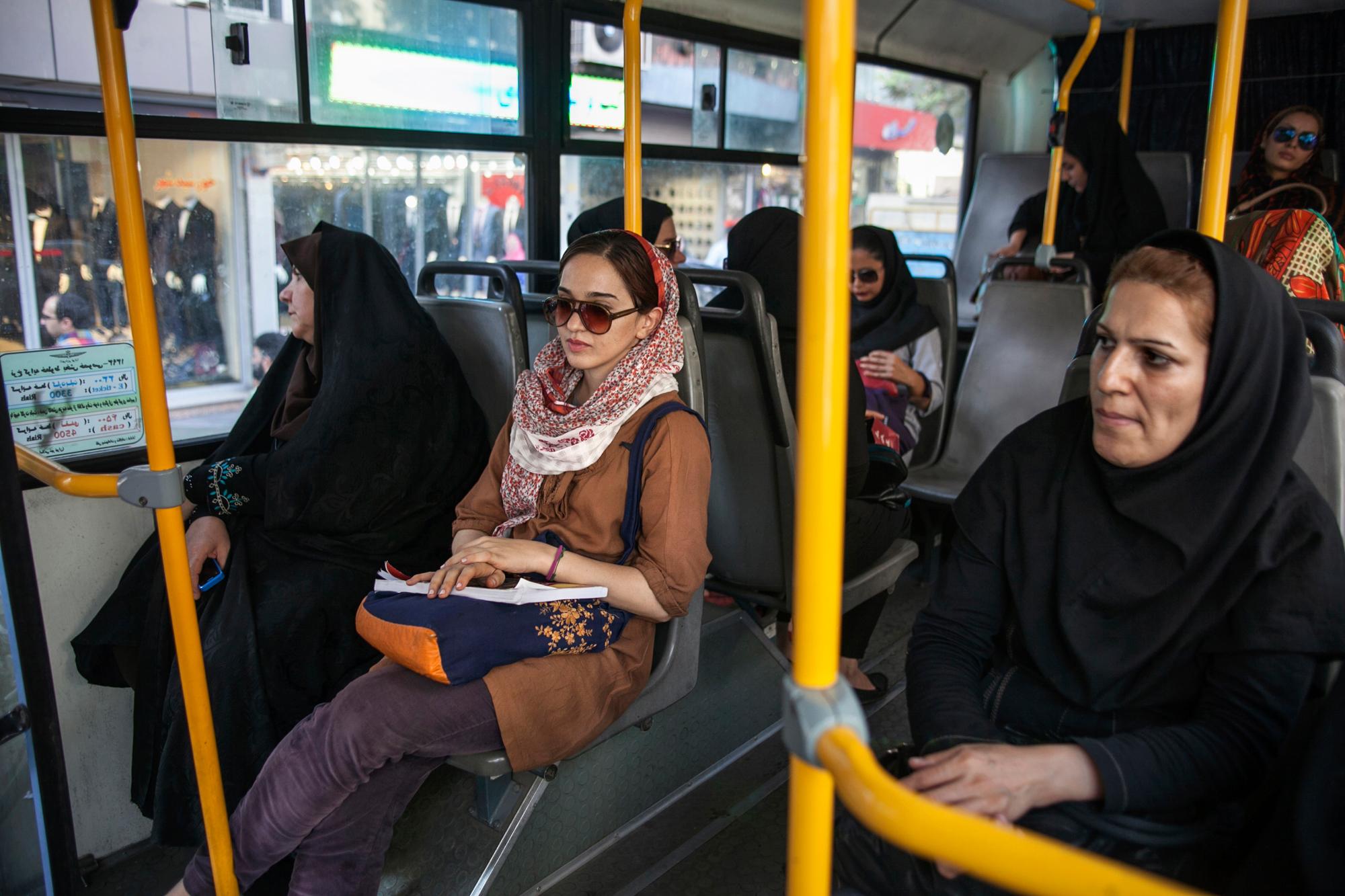 Tehran : the faces of women's empowerment - Mahsa has a hard time finding her place in this society...
