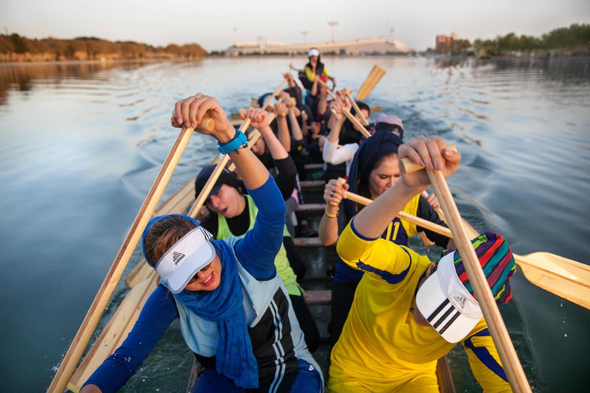 Tehran : the faces of women's empowerment - Doing dragon-boat despite the veil, the coat and high...