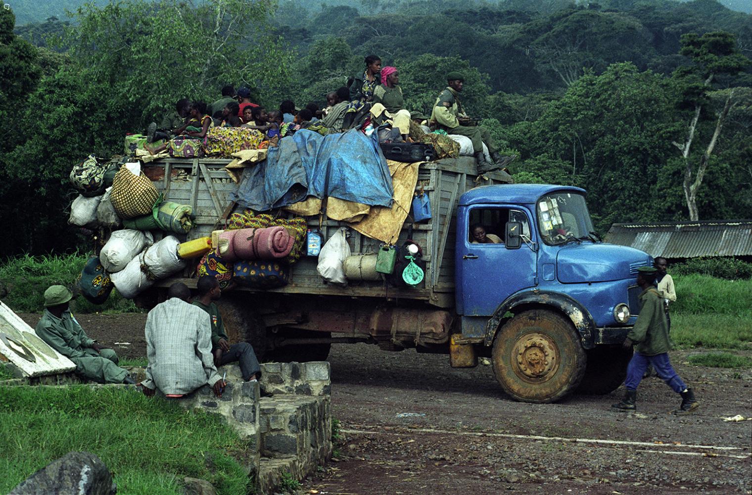 Villagers fleeing as rebel soldiers advance in East Congo,2006
