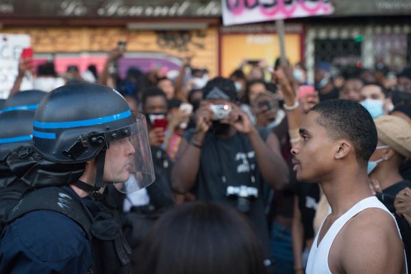  Un manifestant fait face &agrave; policier, devant le Tribunal de Grande Instance, le jour du Black Out Tuesday, &agrave; Paris, le 17.02.20 
